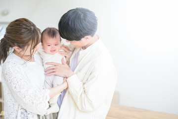 新築のような家での家族のポートレート　逆光