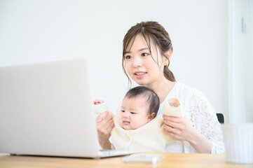 Moms who have difficulty working from home with their babies.