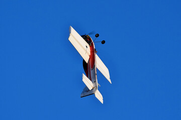 Modellflugzeug vor tiefblauem Himmel (Großaufnahme)