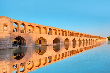 Fototapete Khaju-Brücke Nicht identifizierte iranische Familie, die in der alten Khaju-Brücke ruht, (Pol-e Khaju) -Isfahan, Iran