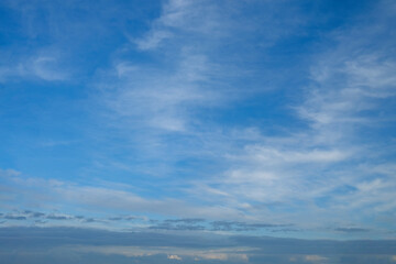 ciel bleu parsemé de nuages