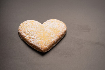 Obraz premium Shortbread in the shape of a heart isolated on white background.