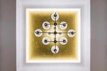 Detal na stylowa lampę na złoty tle. Kompozycja centralna i harmonia. Oświetlenie