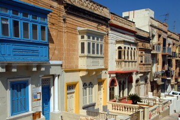 Naklejka premium Ville de La Valette, bâtiments, remparts et balcons typiques du centre historique de la ville, Malte