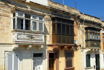 Fototapeta na wymiar Ville de La Valette, bâtiments, remparts et balcons typiques du centre historique de la ville, Malte
