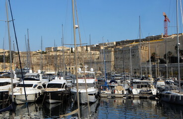 Fototapeta na wymiar La Valette, capitale de la République de Malte, des bateaux au port et la vieille ville en arrière plan, Malte