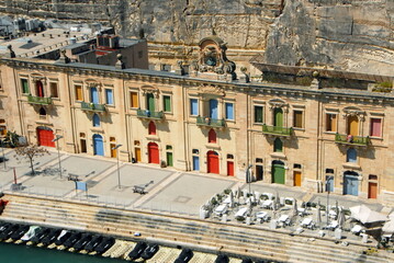 Fototapeta na wymiar La Valette, bâtiments, remparts et balcons typiques du centre historique de la ville, Malte, Italie