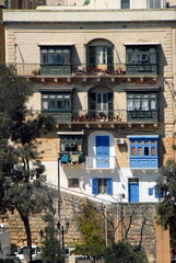 Fototapeta na wymiar La Valette, bâtiments, remparts et balcons typiques du centre historique de la ville, Malte, Italie