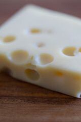 Käse auf einem Holzbrett
