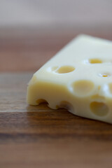 Käse auf einem Holzbrett