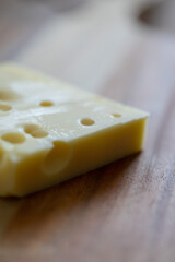 Käse auf einem Holzbrett