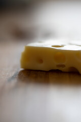 Käse auf einem Holzbrett