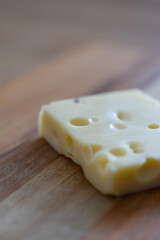 Käse auf einem Holzbrett