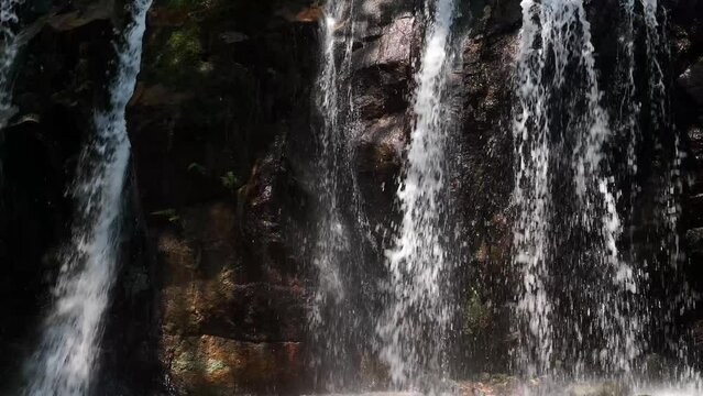 日本の滝百選「金引の滝」をドローン空撮、スローモーション動画