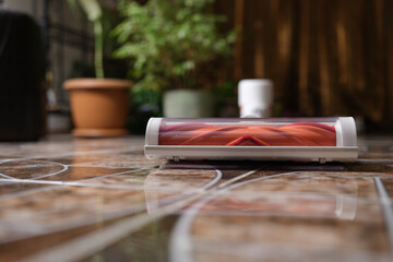 Powerful cordless vacuum cleaner with tile brush