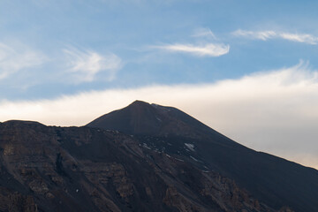 Fototapeta na wymiar Vulcano Etna, vista in valle del bove dal sentiero Schiena dell'asino