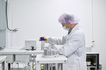 Naklejka premium Scientist work in the lab. Conducts experiments on vaccines.