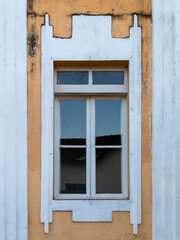 Fototapeta premium Piacatuba, Minas Gerais, Brasil: Janela com detalhes em branco e parede amarela
