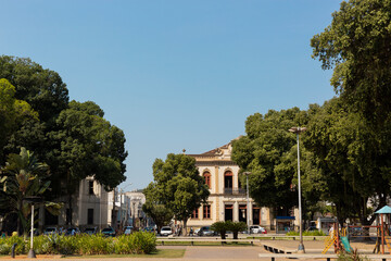 Fototapeta na wymiar Cataguases, Minas Gerais, Brasil: Praça de Santa Rita e prédio histórico da prefeitura 