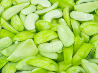 Sliced fresh mango soaked in brine. Bao mango in saline.