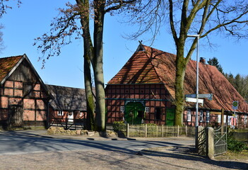 Historischer Bauernhof im Frühling im Dorf Stellichte, Niedersachsen
