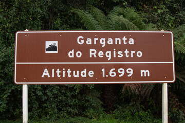 Itamonte, Minas Gerais, Brasil: Placa registrando a altitude na divisa dos estados de Minas Gerais...