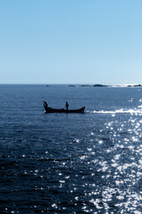 Barra Velha, Santa Catarina, Brasil: Pescador solitário navegando no mar de Santa Catarina ao amanhecer em Barra Velha