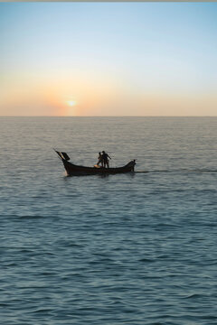 Barra Velha, Santa Catarina, Brasil: dupla de pescadores voltando da pescaria em Barra Velha, litoral de Santa Catarina, Brasil