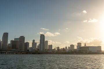 Naklejka premium Cityscape and its river during sunset