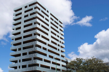 Fototapeta premium Edificios y rascacielos modernos en un día soleado. 