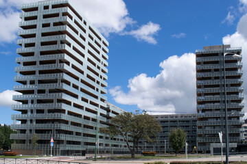 Edificios y rascacielos modernos en un día soleado. 