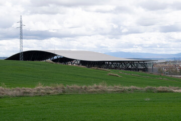 Paisaje de campos de cultivo con estructura moderna. 