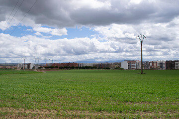 Fototapeta na wymiar Paisajes de campos de cultivo un día nublado.