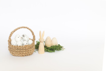 Wielkanocne dekoracje, drewniany zajączek i jajka, mech, koszyczek ekologiczny na białym tle - obrazy, fototapety, plakaty