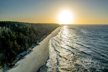 Zachód słońca nad morzem Bałtyckim w Polsce, panorama w okolicach Jastrzębiej Góry z lotu...