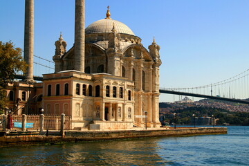 Obraz premium Beautiful Ortakoy Mosque with two minarets on the shores of the Bosphorus with the Bosphorus Bridge in the background in Istanbul, Turkey