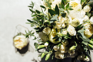 Obraz na płótnie Canvas Bridal bouquet and wedding rings on window