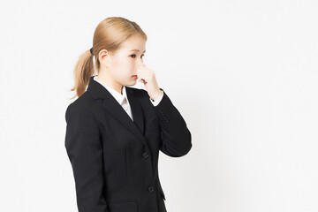ジャケットを着た臭い匂いに困っている女性