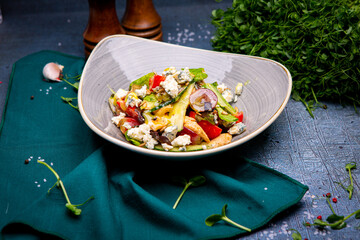 salad with chicken, tomatoes and blue cheese