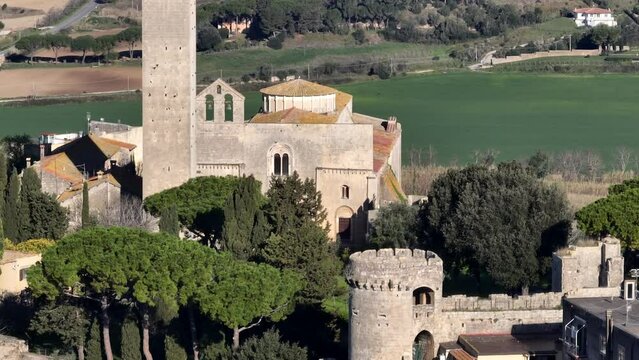 Tarquinia, antica citt&agrave; etrusca con le torri.
Vista aerea di Tarquinia, Lazio Italia.