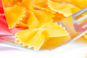 pâtes Farfalle sortant de leur emballage