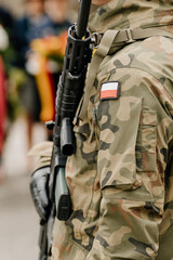 Polski żołnierz z bronią w ręku - obrazy, fototapety, plakaty