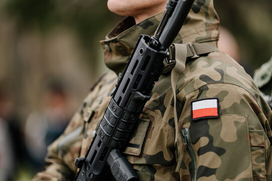 Polski żołnierz trzymający broń
