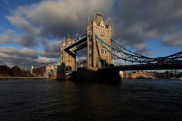 Obraz premium London view with the most iconic symbol of London, Tower Bridge illuminated by the last rays of the sun before sunset.