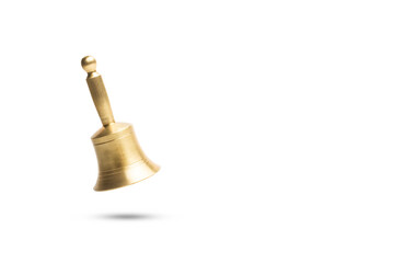Campana de bronce con mango sobre un fondo blanco liso y aislado proyectando sombra Vista de frente...