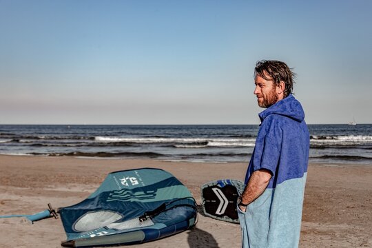 wing foil old kiter on the beach