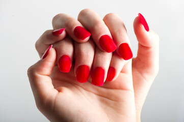 Ongle avec vernis rouge 