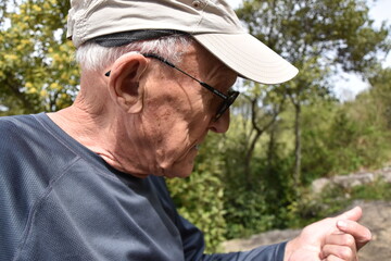 Vieil homme de profil avec casquette et lunettes