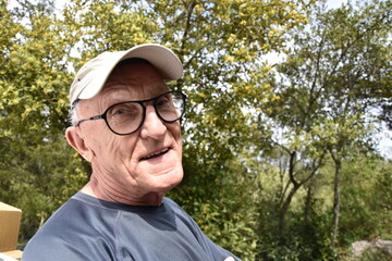 Vieil homme avec une casquette et des lunettes