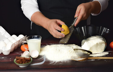 Obraz na płótnie Canvas chef preparing dough for baking
